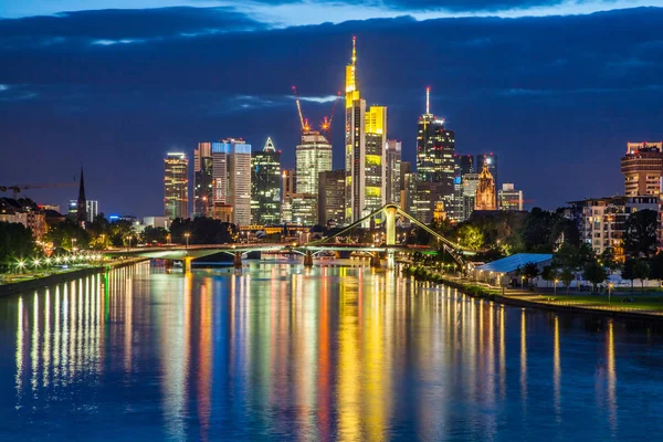 Krásný pohled na panorama Frankfurtu nad Mohanem za soumraku, Německo — Stock fotografie