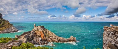 Deniz manzarası ile St Peter Kilisesi Porto Venere, İtalya