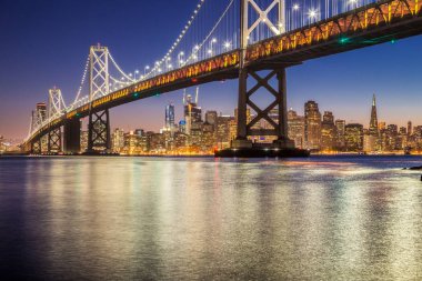 San Francisco manzarası ile Oakland Körfezi Köprüsü alacakaranlık, California, ABD