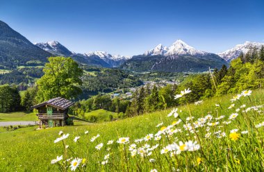 Berchtesgaden köyü ve Watzmann massif 'in arka planda olduğu Bavyera Alpleri' nin güzel dağ manzarası, Millî Park Berchtesgadener Toprakları, Bavyera, Almanya