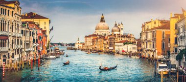 Panoramik ünlü Canal Grande ve Basilica di Santa Maria della Salute günbatımında Venedik, İtalya'da retro vintage Instagram tarzı filtre etkisi ile