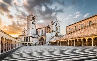 St Francis Assisi Bazilikası gün batımında, Assisi, Umbria, İtalya