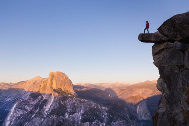 Uzun yürüyüşe çıkan kimse Yosemite Milli Parkı, Kaliforniya, ABD