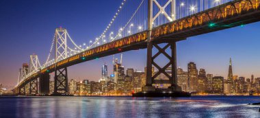 San Francisco manzarası ile Oakland Körfezi Köprüsü alacakaranlık, California, ABD