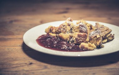 Avusturyalı Kaiserschmarrn krep tatlı Erik kompostosu ile hizmet
