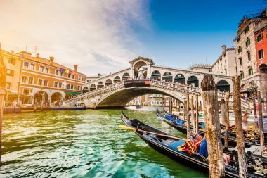 Gün batımında ünlü Rialto Köprüsü Venedik, İtalya ile ünlü Canal Grande retro vintage Instagram tarzı filtre etkisi ile panoramik