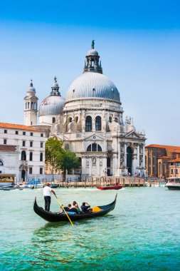 Geleneksel gondol üzerinde Canal Grande ile Basilica di Santa Maria della Salute arka planda, Venedik, İtalya
