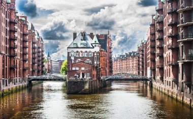 Hamburg, Almanya fırtına öncesi sessizlik dramatik bulutlar ile ünlü Speicherstadt ambar bölgesinin güzel manzara