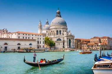 Geleneksel gondol üzerinde Canal Grande ile Basilica di Santa Maria della Salute arka planda, Venedik, İtalya