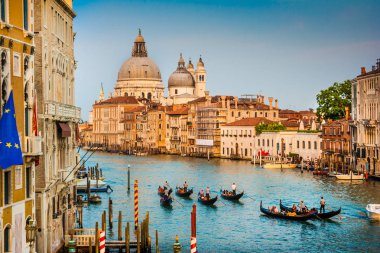 Santa Maria della Salute ile Canal Grande üzerinde gondol günbatımı, Venedik, İtalya