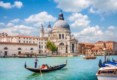 Geleneksel gondol üzerinde Canal Grande ile Basilica di Santa Maria della Salute arka planda, Venedik, İtalya