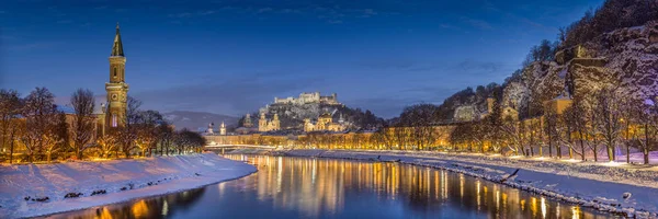 Vista panorámica de la histórica ciudad de Salzburgo con el río Salzach en invierno durante la hora azul, Salzburger Land, Austria —  Fotos de Stock