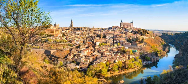 Panoramic view of the historic city of Toledo with river Tajo at sunset in Castile-La Mancha, Spain — Stock Photo, Image