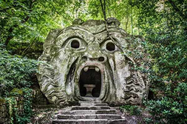 유명 한 파르 코 데이 모스 트리 ( 괴물들의 공원 ) 에 있는 오르쿠스의 입 조각품, 사크로 보스코 ( 성 스러운 숲 ) 또는 이탈리아, 라치오 주 비테르보 주의 봄 라조에 있는 봄 라조의 정원이라고도 불리운다 — 스톡 사진