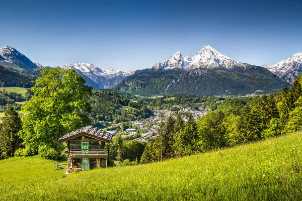 Gyönyörű hegyvidéki táj a bajor Alpokban Berchtesgaden faluval és Watzmann massiffel a háttérben napkeltekor, Nationalpark Berchtesgadener Land, Bajorország, Németország — Stock Fotó