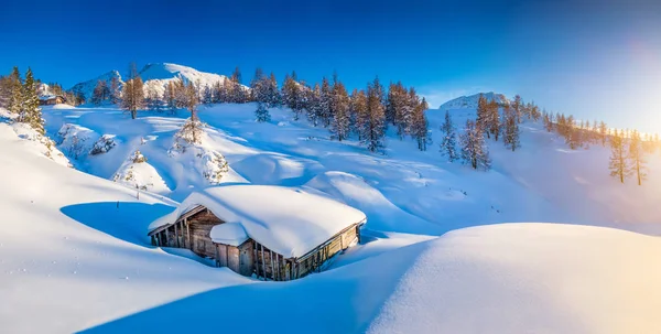 美丽的冬天山风景的全景风景与雪盖帽山小屋在阿尔卑斯在金黄晚上光在日落 — 图库照片
