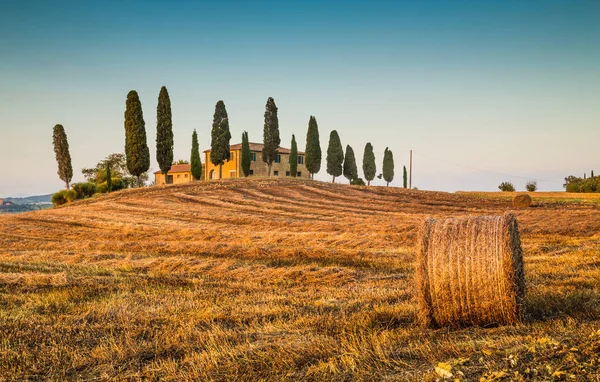 Tuscany krajobraz z wiejskim domu na zachód, Val d'Orcia, Włochy — Zdjęcie stockowe