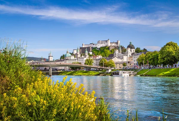 Salzburg városkép a Salzach-folyó nyáron, Salzburg, Ausztria — Stock Fotó