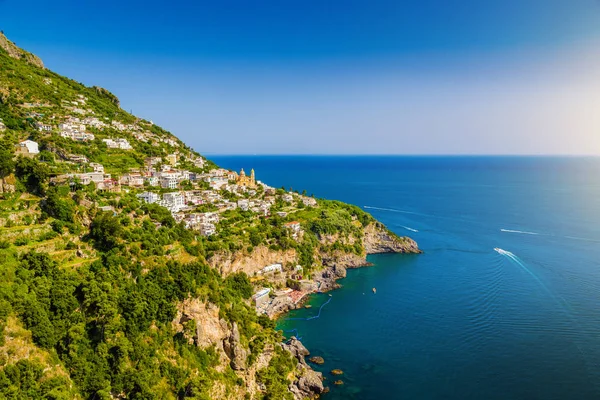 Veduta panoramica della famosa Costiera Amalfitana con Golfo di Salerno in bella luce serale, Campania, Italia — Foto Stock