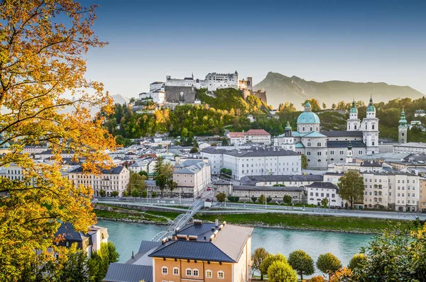 Storica città di Salisburgo al tramonto in autunno, Austria — Foto Stock