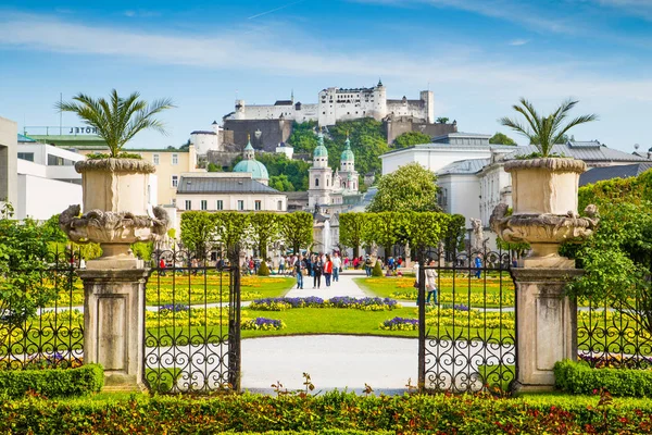 Bella vista dei famosi Giardini Mirabell con l'antica fortezza storica Hohensalzburg sullo sfondo a Salisburgo, Austria — Foto Stock