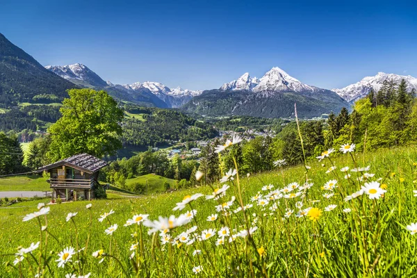 Piękny krajobraz górski w Alpach Bawarskich z wioską Berchtesgaden i masywem Watzmanna w tle o wschodzie słońca, Park Narodowy Berchtesgadener Land, Bawaria, Niemcy — Zdjęcie stockowe