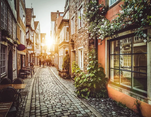 Старый город в Европе на закате с ретро-винтажным фильтрующим эффектом в стиле Instagram — стоковое фото