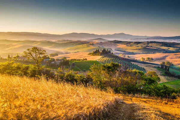 日の出、ヴァル ・ ドルチャ、イタリアの風光明媚なトスカーナ風景 — ストック写真