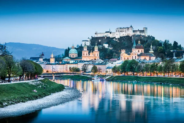 Hermosa vista del horizonte de Salzburgo con Festung Hohensalzburg y el río Salzach a la hora azul, Salzburger Land, Austria — Foto de Stock