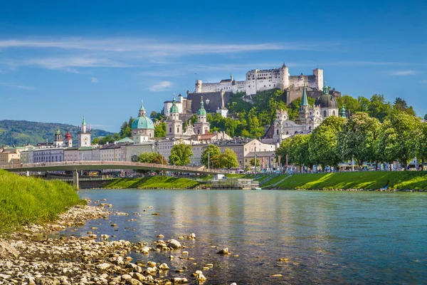 Nydelig utsikt over Salzburg-silhuetten med Festung Hohensalzburg og Salzach-elva om sommeren, Salzburg, Salzburger Land, Østerrike – stockfoto