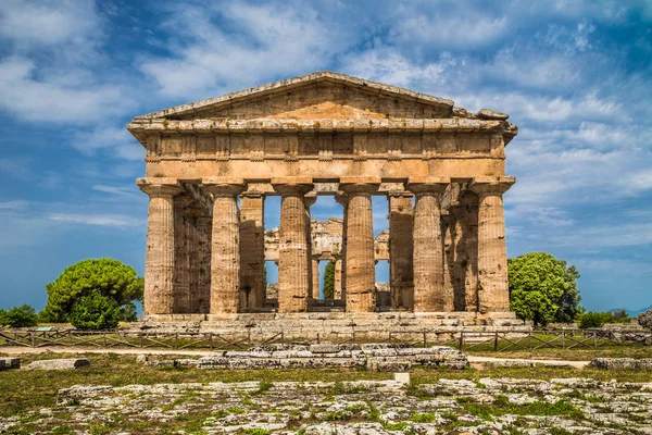 Chrám Héry na slavné Paestum archeologické světového dědictví UNESCO, která obsahuje některé z nejvíce zachovalých antických řeckých chrámech na světě, provincie Salerno, Kampánie, Itálie — Stock fotografie