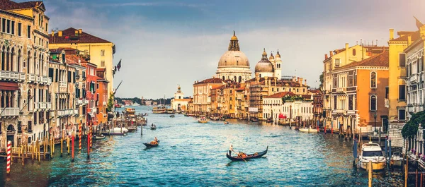 Panorámás kilátás nyílik a híres Canal Grande és a Basilica di Santa Maria della Salute napnyugtakor, Velence, Olaszország, retro vintage Instagram stílusban szűrő hatása — Stock Fotó