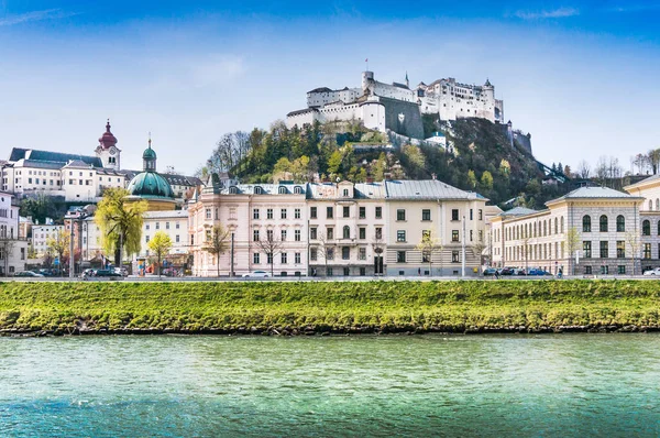Gyönyörű kilátás nyílik Salzburg városára Festung Hohensalzburggal és a Salzach folyóval nyáron, Salzburg, Salzburgi terület, Ausztria — Stock Fotó