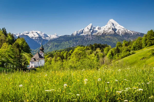 Prachtige berglandschap in de Beierse Alpen met bedevaart kerk van Maria Gern en Watzmann bergmassief in de achtergrond, Nationalpark Berchtesgadener Land, Beieren, Duitsland — Stockfoto