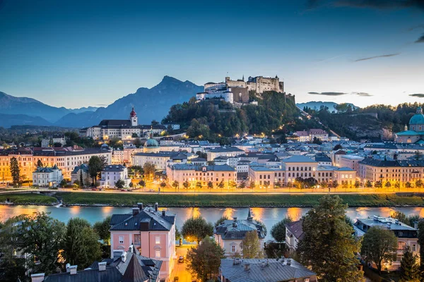 Historické město Salzburg za soumraku, Salcbursko, Rakousko — Stock fotografie