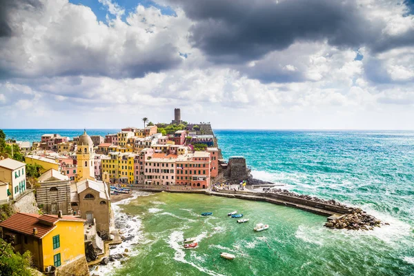 Stad van Vernazza, Cinque Terre, Italië — Stockfoto