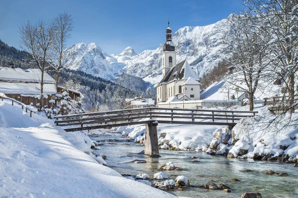 Vista panorámica del paisaje invernal escénico en los Alpes bávaros con la famosa iglesia parroquial de San Sebastián en el pueblo de Ramsau, Nationalpark Berchtesgadener Land, Alta Baviera, Alemania — Foto de Stock