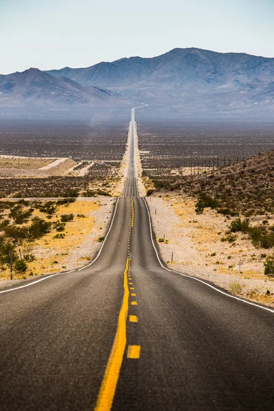 Nekonečné rovná cesta do národního parku Death Valley, Kalifornie, Usa — Stock fotografie