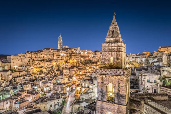 Cidade antiga de Matera ao anoitecer, Basilicata, sul da Itália — Fotografia de Stock