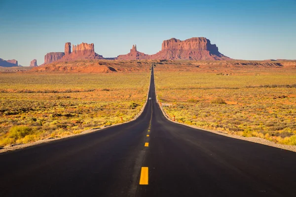 Monument Valley com U.S. Highway 163 ao pôr do sol, Utah, EUA — Fotografia de Stock