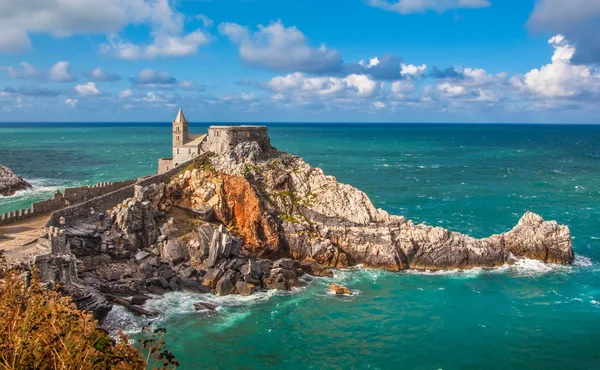 Seascape com a Igreja de São Pedro em Porto Venere, Itália — Fotografia de Stock