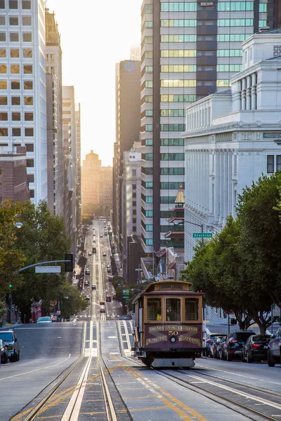 Historiska San Francisco Cable Car på berömda California Street vid soluppgången — Stockfoto