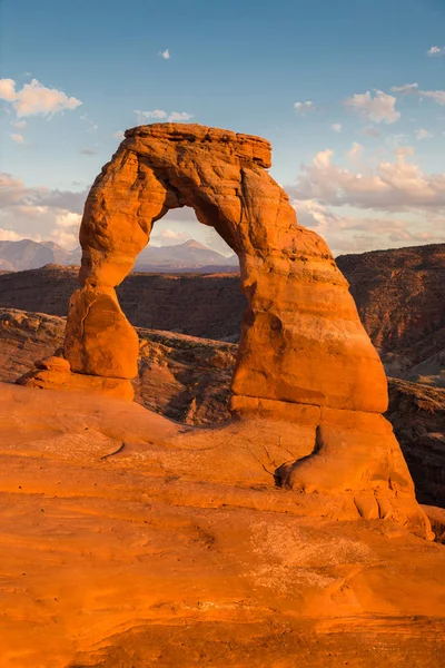 Vista clássica do famoso Arco Delicado ao pôr do sol, Utah, EUA — Fotografia de Stock