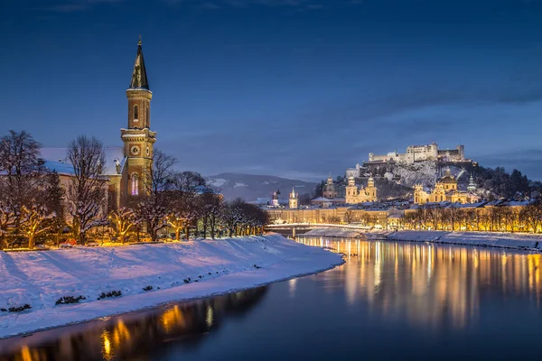 Historiska staden Salzburg på vintern i skymningen, Salzburger Land, Österrike — Stockfoto