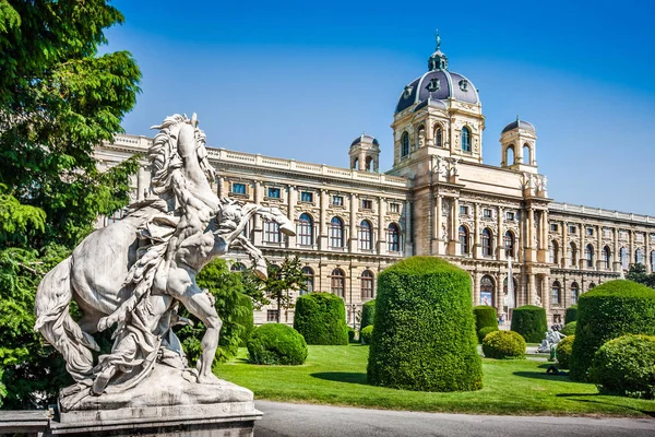 Krásný výhled na slavný Naturhistorisches Museum (Muzeum přírodní historie) s parkem a sochařství ve Vídni, Rakousko — Stock fotografie