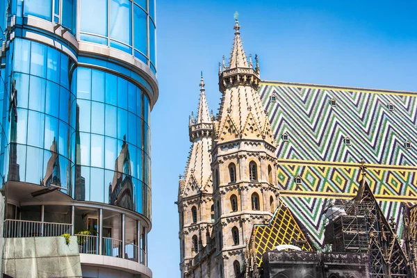 Haas Haus com a Catedral de Santo Estêvão em Stephansplatz em Viena, Áustria — Fotografia de Stock