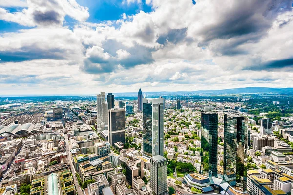 Frankfurt nad Mohanem Panorama panorama s dramatickým cloudscape, Hesensko, Německo — Stock fotografie