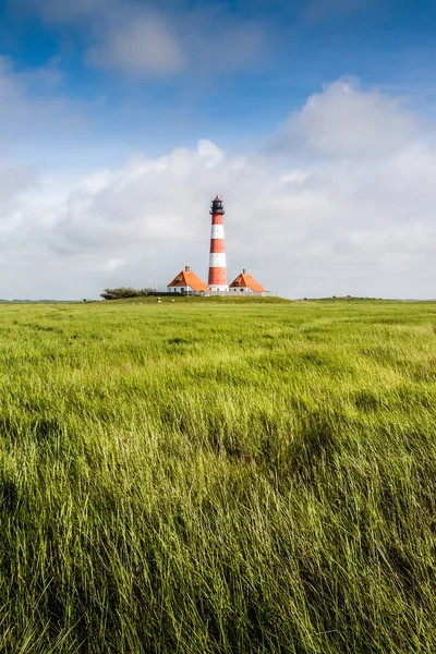 Bela paisagem com farol no Mar do Norte em Nordfriesland — Fotografia de Stock