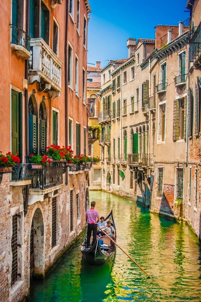 Gôndola no canal em Veneza, Itália — Fotografia de Stock