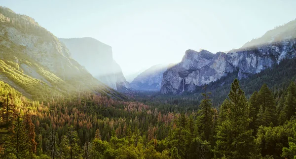 Yosemite National Park at sunrise, California, USA — Stock Photo, Image